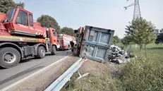 Camion ribaltato in via della Maggia