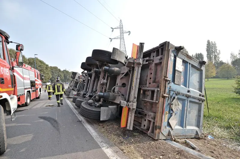 Camion ribaltato in via della Maggia