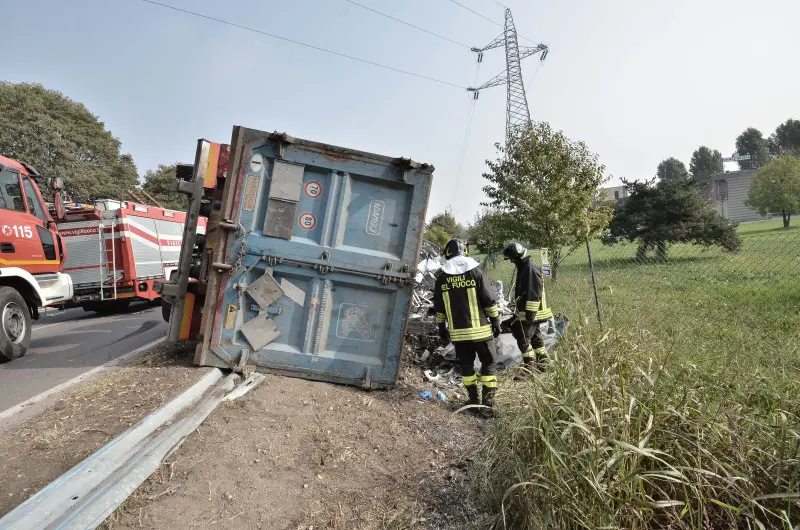 Camion ribaltato in via della Maggia