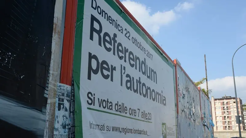 Manifesti per il referendum in Lombardia - Foto Strada/Neg  © www.giornaledibrescia.it