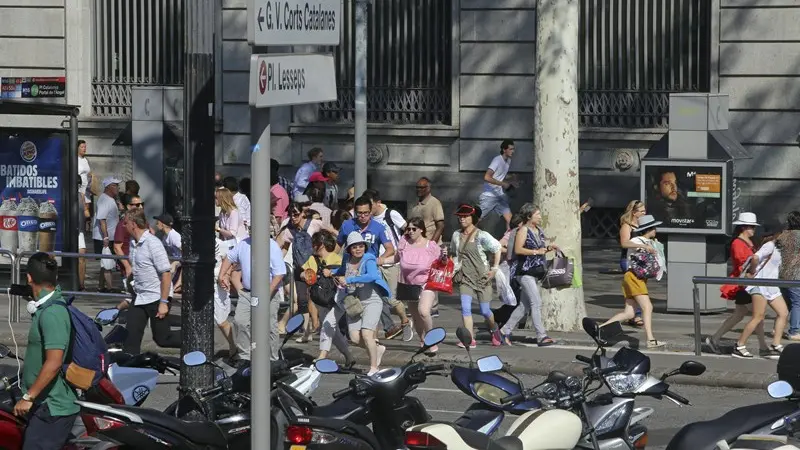 Passanti in fuga dopo l'attentato di Barcellona - Foto Ansa/Ap Oriol Duran