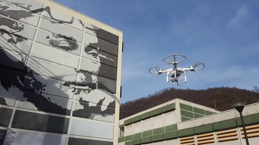 In volo. Una delle passate dimostrazioni del drone al Primo Levi