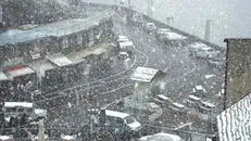 Neve al Passo dello Stelvio ieri poco dopo mezzogiorno nelle immagini di una webcam - Foto Ansa © www.giornaledibrescia.it