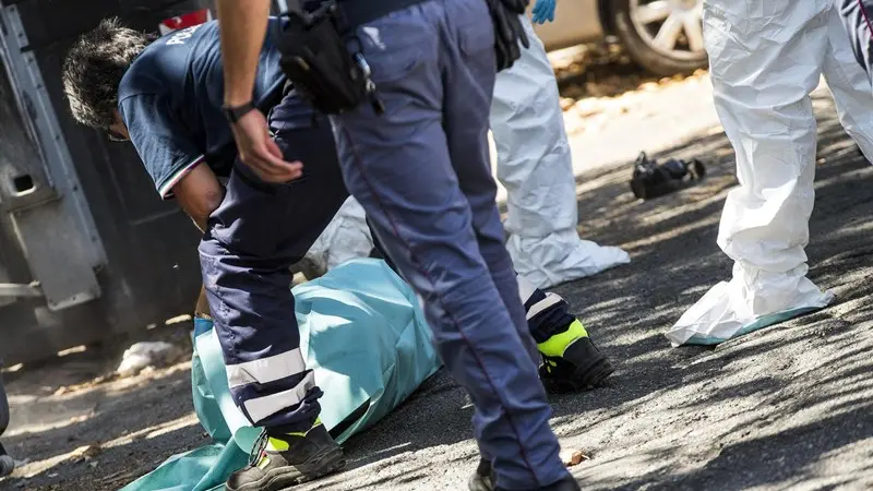 Agenti di Polizia sul luogo in cui sono stati ritrovati i resti della donna - Foto Ansa/Angelo Carconi