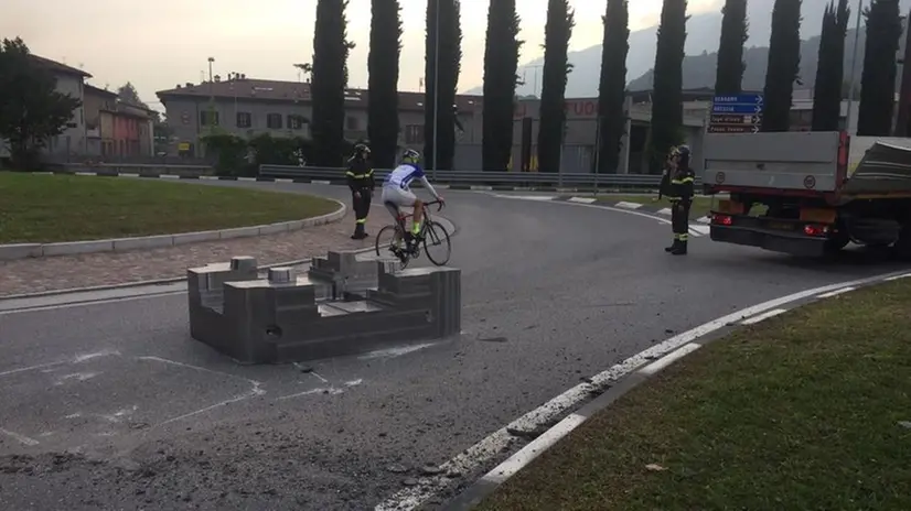 Il bilico perde il plinto in acciaio