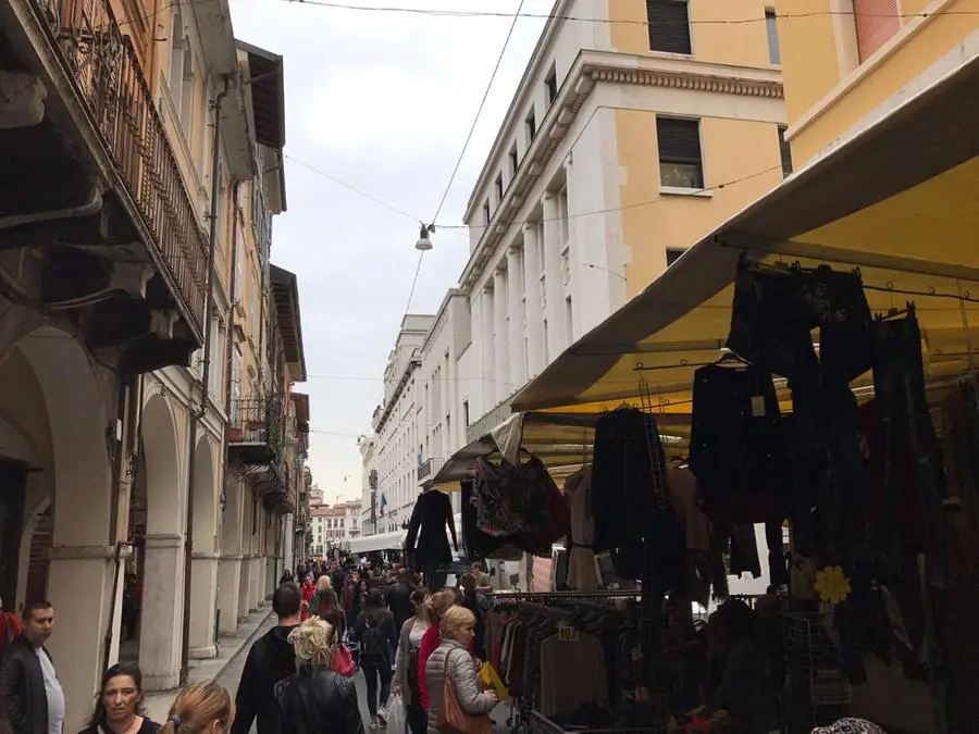 Le bancarelle del mercato in centro storico