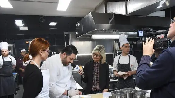 Protagonista. Chef Zanotti all’opera nella cucina del Carlo Magno insieme ai vincitori della scorsa edizione