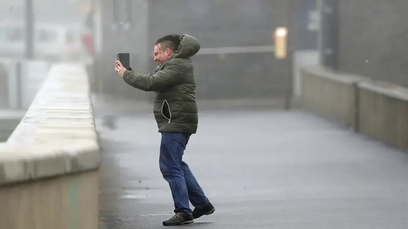 Un selfie mentre passa l'uragano Ophelia - Foto Ansa/Ap Niall Carson
