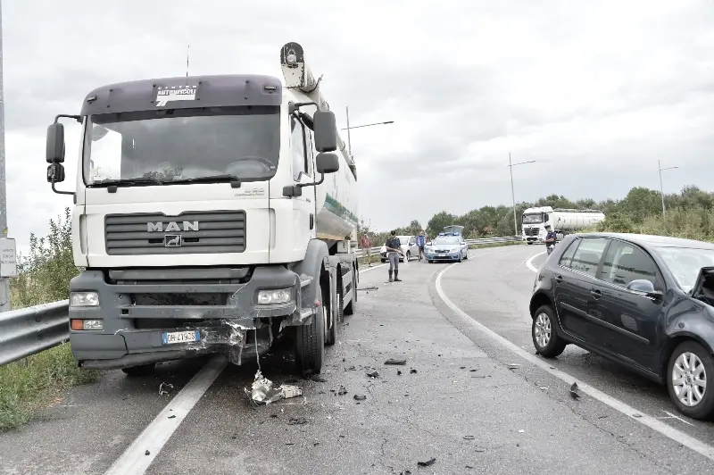 Scontro tra tir e auto ad Azzano Mella