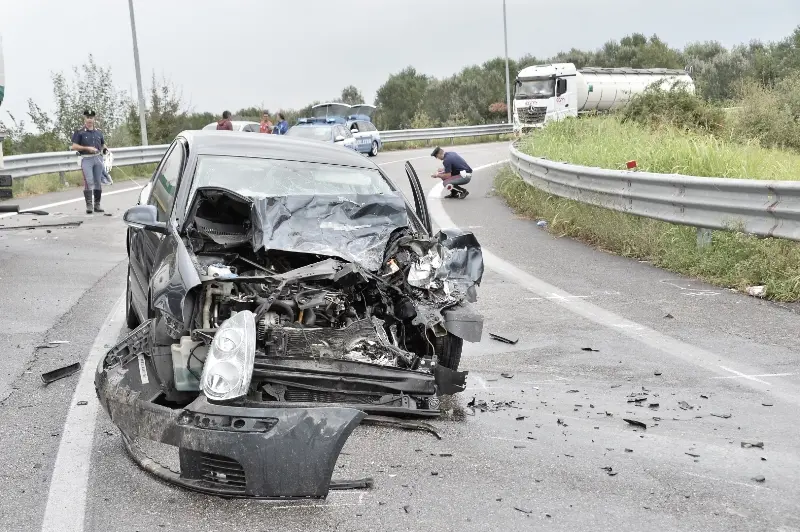 Scontro tra tir e auto ad Azzano Mella