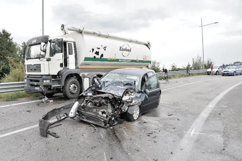 Scontro tra tir e auto ad Azzano Mella