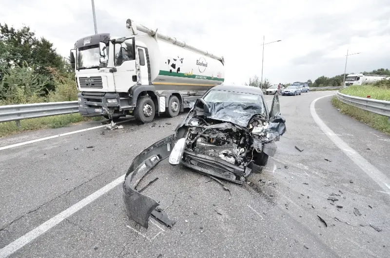 Scontro tra tir e auto ad Azzano Mella