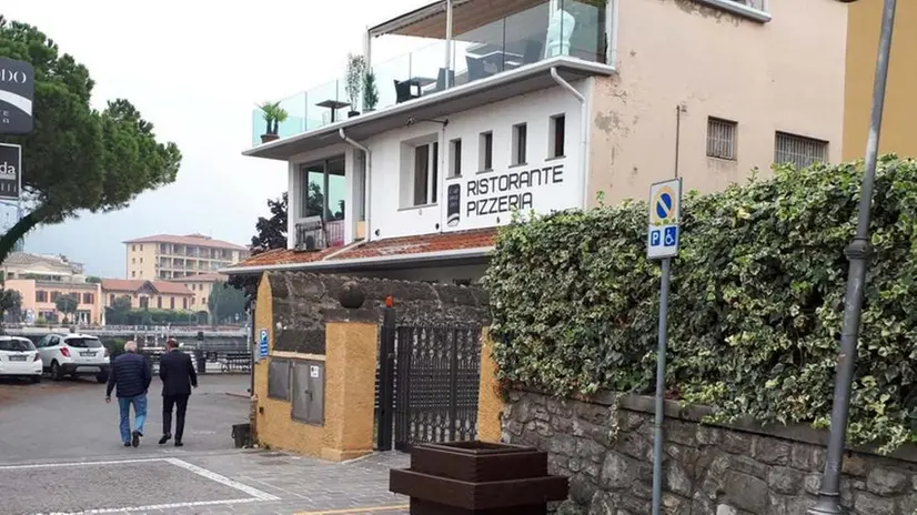 Fuori posto. La fioriera nello stallo disabili in via XXIV Maggio