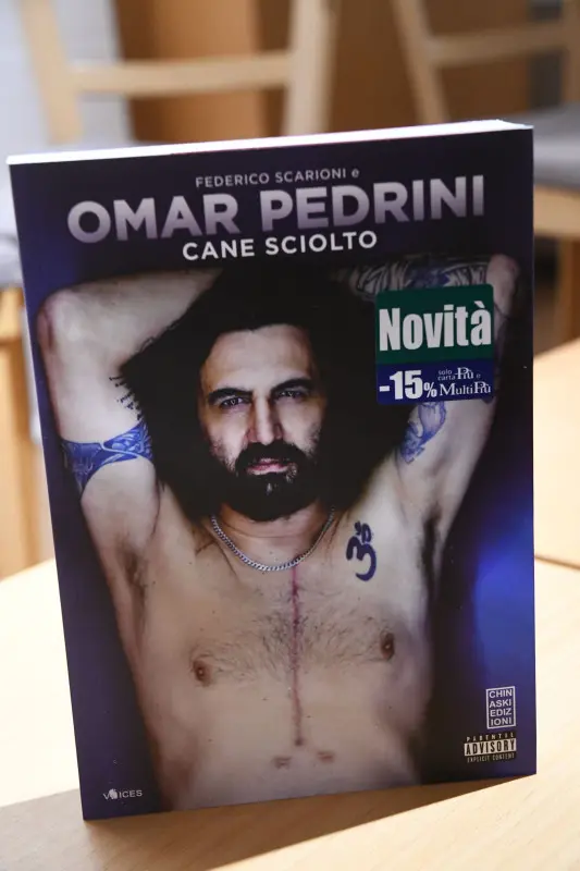 Omar Pedrini presenta la propria autobiografia alla Feltrinelli