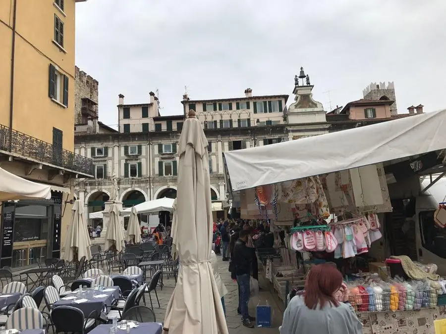 Le bancarelle del mercato in centro storico