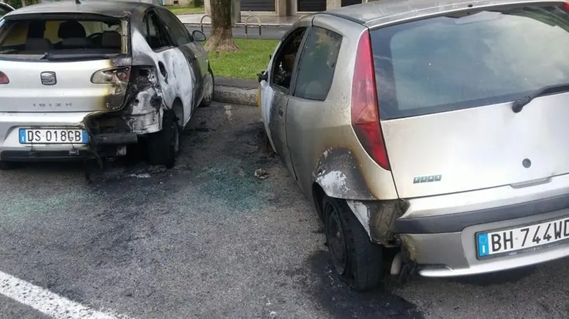 Via Tiboni, due auto date alle fiamme nella notte