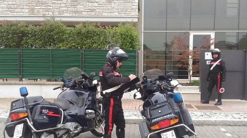 Davanti alla casa. I carabinieri sul luogo in cui il 28enne ha abusato della donna