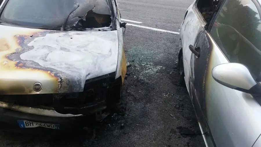Via Tiboni, due auto date alle fiamme nella notte