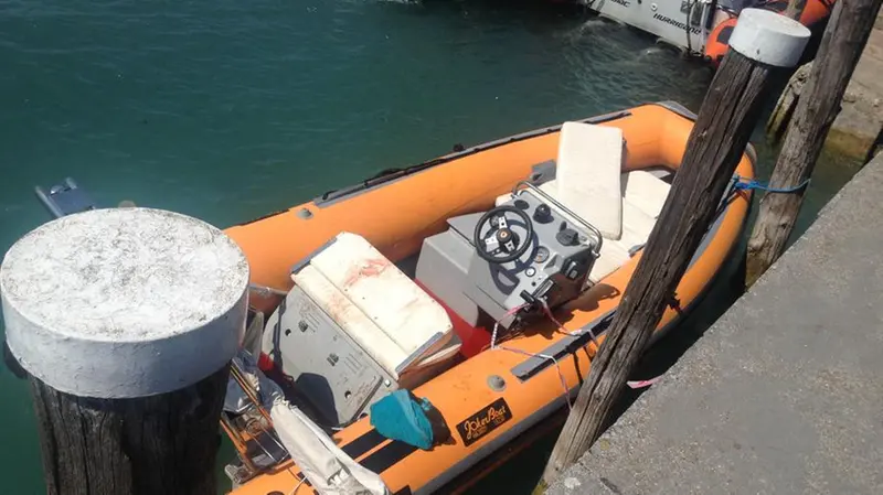 Il gommone ormeggiato al porto di Sirmione