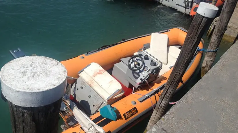Il gommone ormeggiato al porto di Sirmione