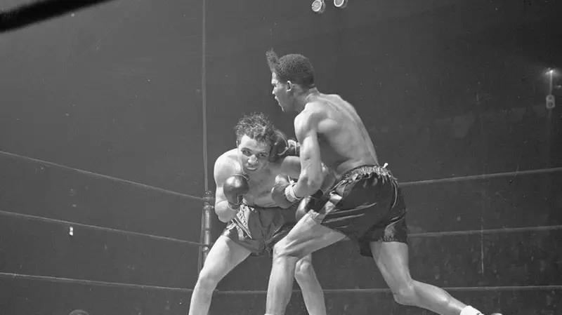 LaMotta sul ring nel 1945 contro Sugar Ray Robinson - Foto Ansa/Ap Matty Zimmerman