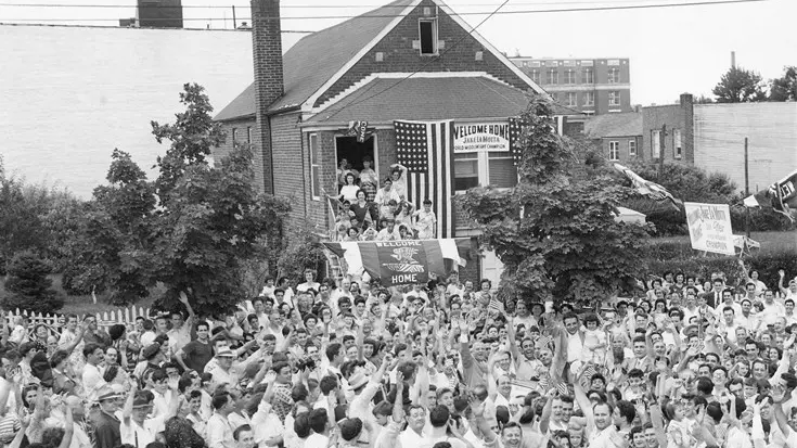 La folla celebra LaMotta, nel Bronx a New York, dopo la vittoria del titolo dei pesi medi - Foto Ansa/Ap