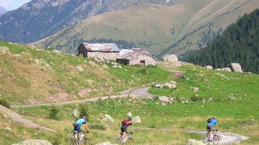 In sella. Un suggestivo passaggio nei pressi di una malga in Valle d’Arcina