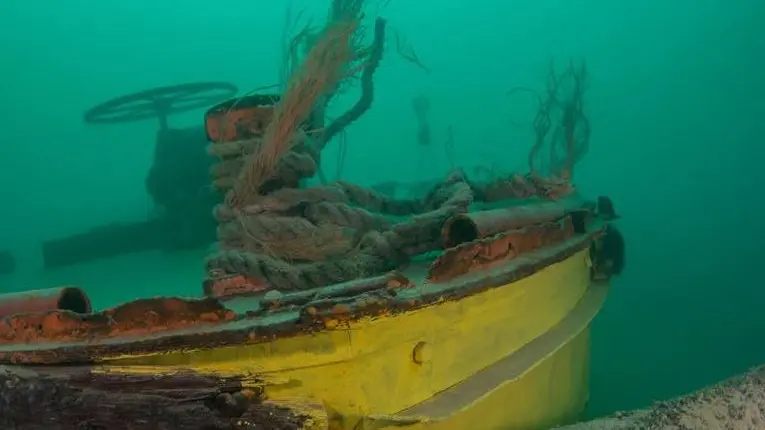 Sul fondo. La chiatta affondata nei pressi del porto del Casinò a Gardone // FOTO FRANCESCO CHIAF