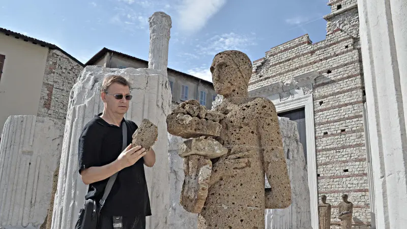 Statue di Mimmo Paladino danneggiate al parco archeologico