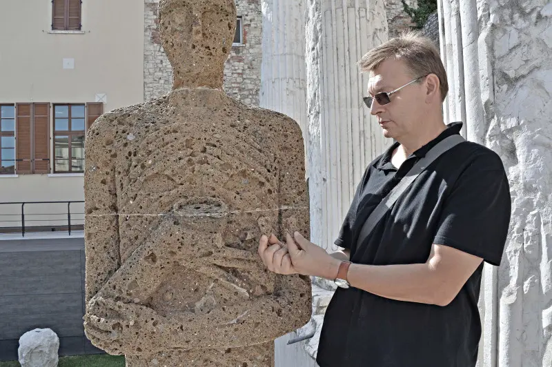 Statue di Mimmo Paladino danneggiate al parco archeologico