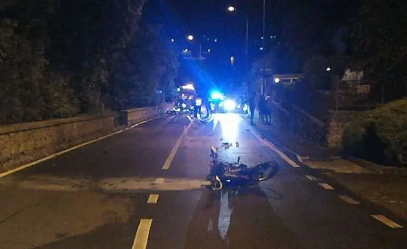 Cerveno, neopatentato ubriaco travolge 18enne in moto