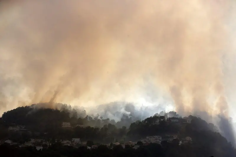 Gli incendi nel sud della Francia