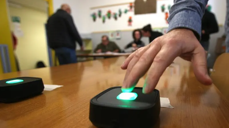 Operazioni di voto per il referendum - Foto Ansa/Matteo Bazzi