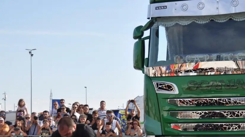 La gara di «tiro al camion» di una passata edizione - © www.giornaledibrescia.it