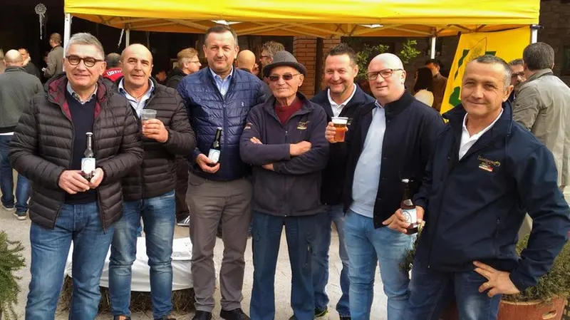 La festa. Produttori dell’azienda agricola e autorità alla «prima» della birra