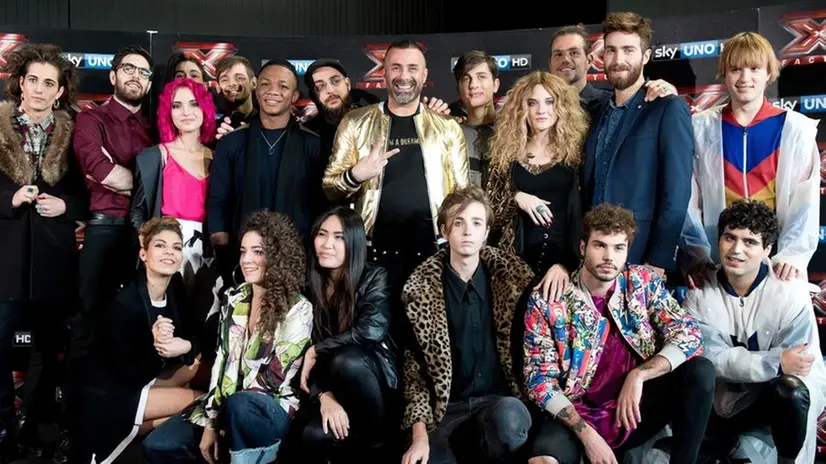 Foto di gruppo con... speranza. I concorrenti di «X Factor». Sem (accucciato ) & Stènn (in piedi) sono i primi a destra