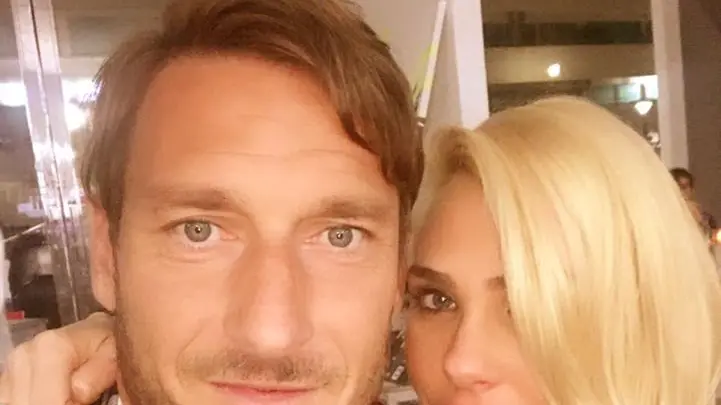 Francesco Totti e la moglie Ilary Blasi (Foto profilo Facebook Official)