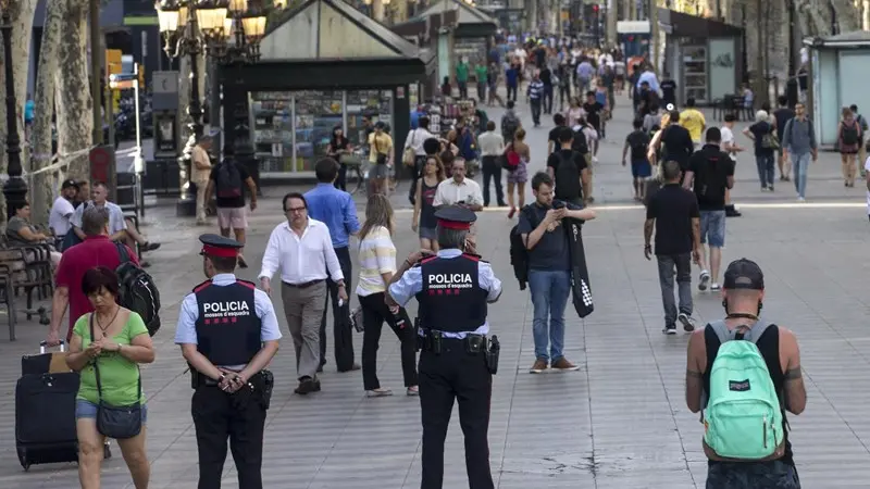 Polizia sulla Rambla, riaperta al pubblico dopo la strage di ieri - Foto Ansa/Epa Quique Garcia