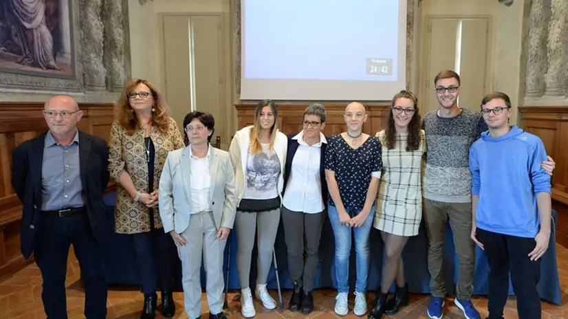 La prof. Annamaria Berenzi (al centro) tra gli allievi e i rappresentanti delle istituzioni - © www.giornaledibrescia.it