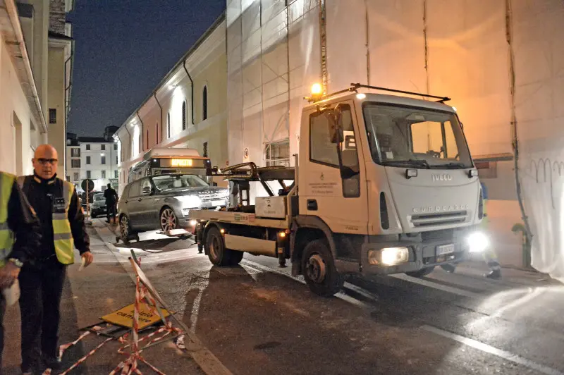 Bus bloccati e suv rimosso: mattinata nera in vicolo dell'Ortaglia