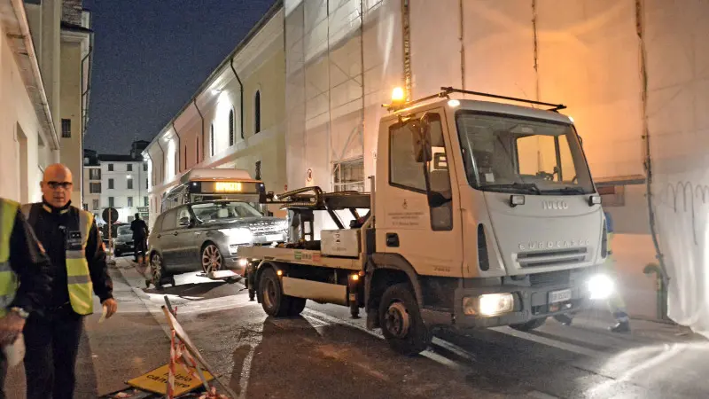 Bus bloccati e suv rimosso: mattinata nera in vicolo dell'Ortaglia