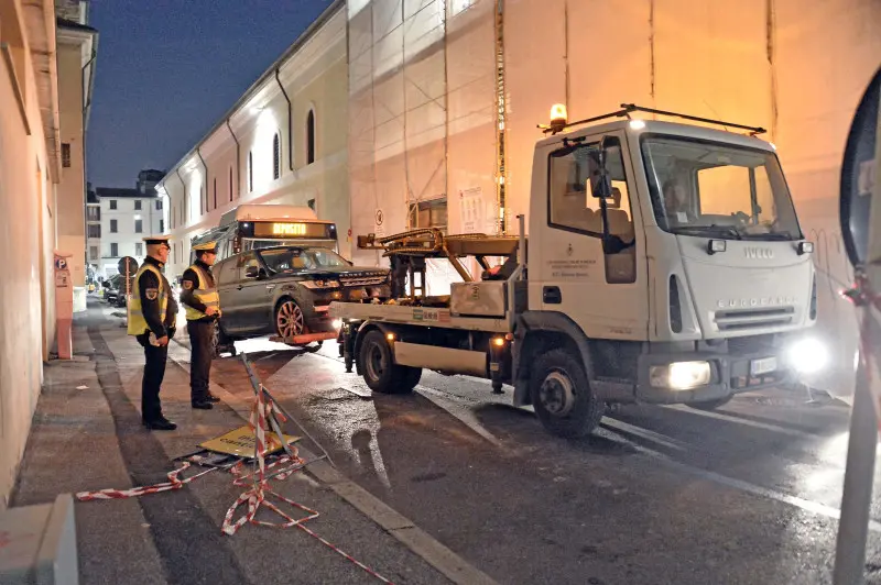 Bus bloccati e suv rimosso: mattinata nera in vicolo dell'Ortaglia