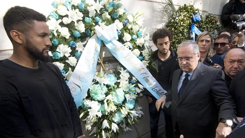 Lotito con Wallace e Felipe Anderson alla Sinagoga di Roma - Foto Ansa/Claudio Pero