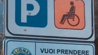Cartello che indica un posto riservato ai disabili © www.giornaledibrescia.it