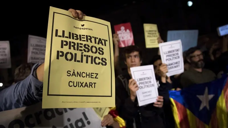 Le proteste contro l'arresto di Sanchez e Cuixart - Foto Ansa/Epa Marta Perez