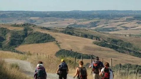 Moltissime persone decidono di mettersi in cammino, non soltanto per fede - © www.giornaledibrescia.it