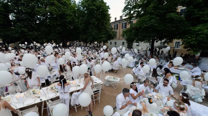 Cena in bianco in piazza Tebaldo Brusato