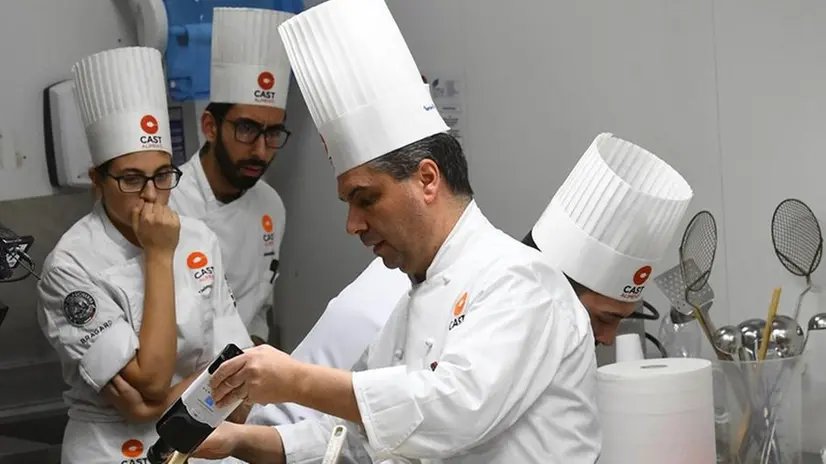 Chef Beppe Maffioli all'opera durante la prima Lezione in Cast Alimenti - Foto Reporter Favretto © www.giornaledibrescia.it