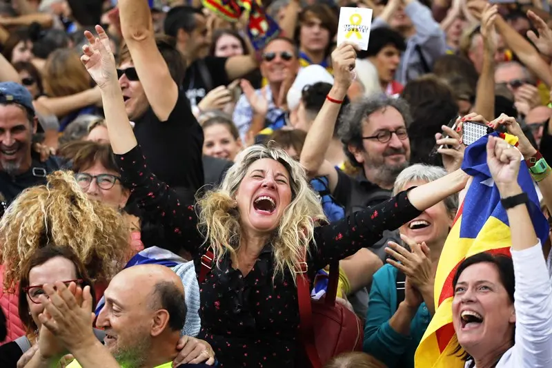 Barcellona, dichiarata l'indipendenza della Catalogna