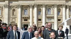 Papa Francesco con gli artisti di TimeToLove © www.giornaledibrescia.it